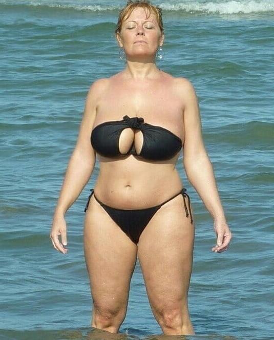 19P Mature ladies at the beach 7