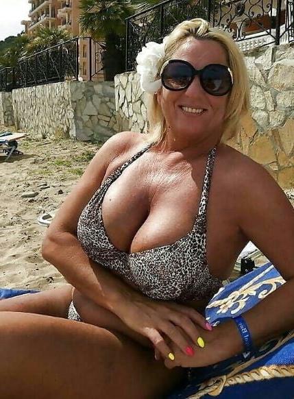 19P Mature ladies at the beach 7