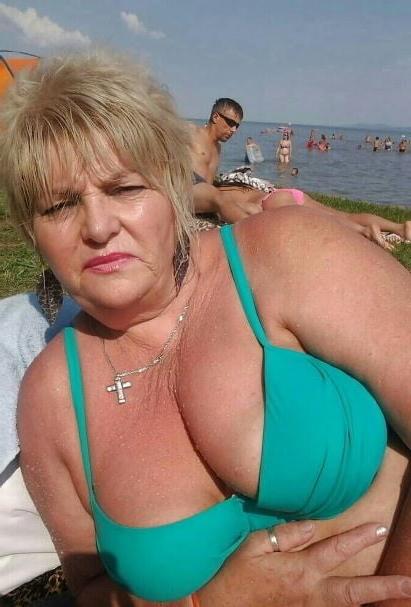 19P Mature ladies at the beach 7