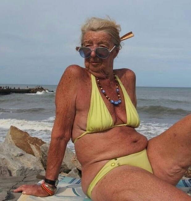 19P Mature ladies at the beach 7