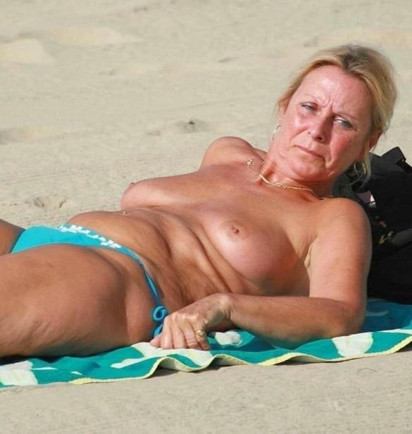 19P Mature ladies at the beach 7