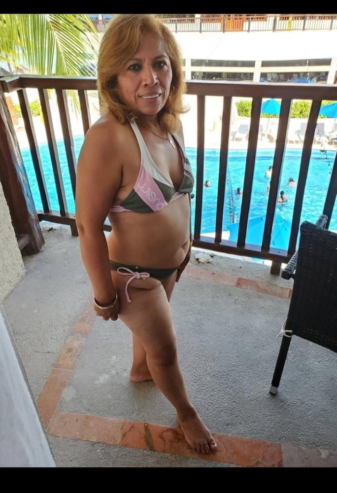 17P Hot cuckold wife exposed on vacation cornudo por primera vez