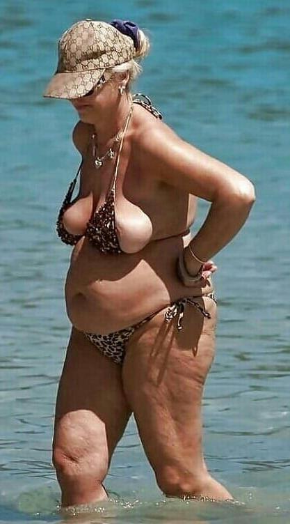 19P Mature ladies at the beach 8