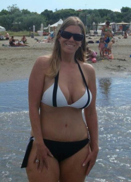19P Mature ladies at the beach 8