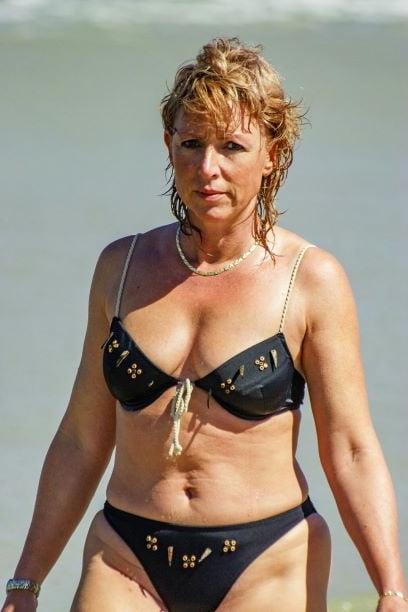 19P Mature ladies at the beach 8