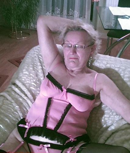 25P Mom is dressed to fuck today.