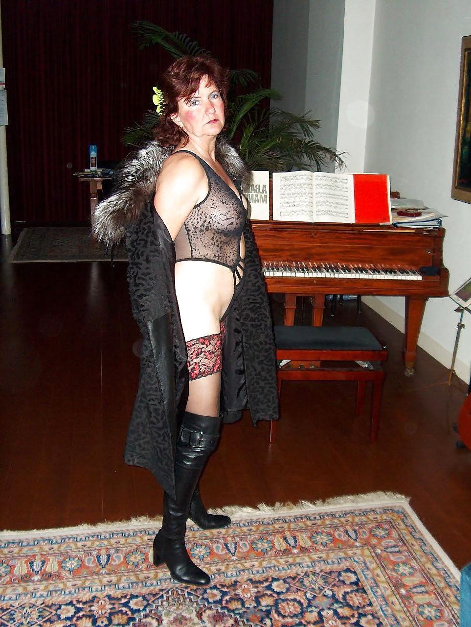 25P Mom is dressed to fuck today.