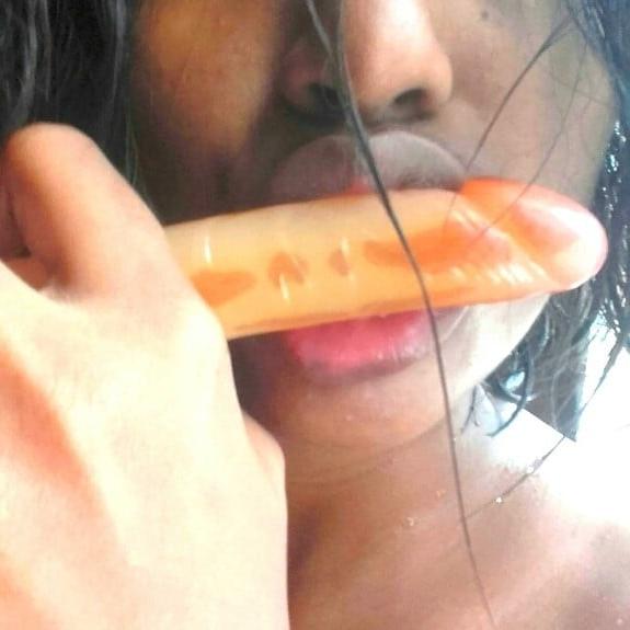 6P Sri lankan girl use  rubber dildo