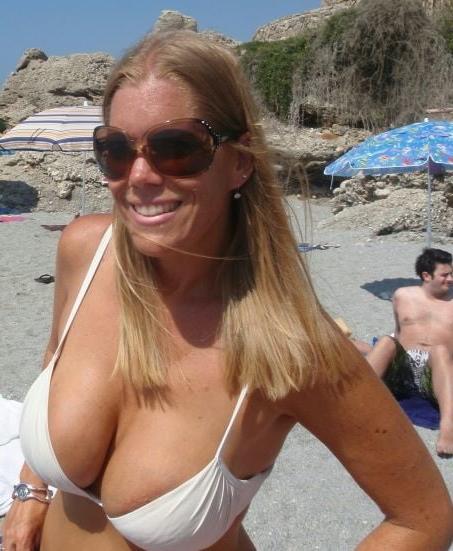 20P Mature ladies at the beach 6