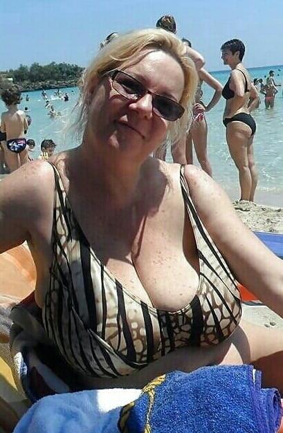 20P Mature ladies at the beach 6