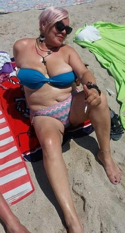 20P Mature ladies at the beach 6