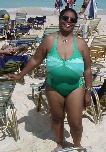 20P Mature ladies at the beach 6