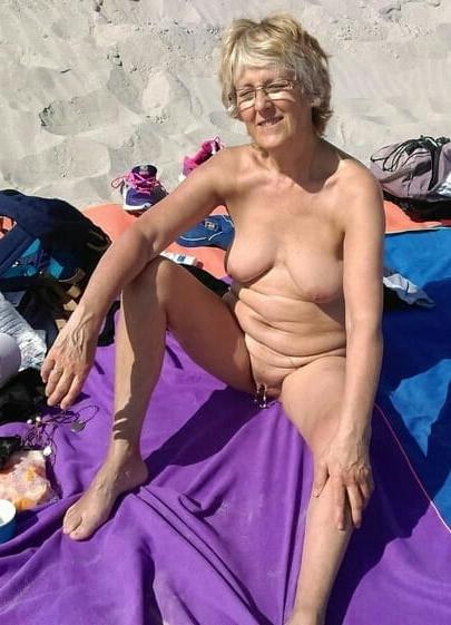 20P Mature ladies at the beach 6