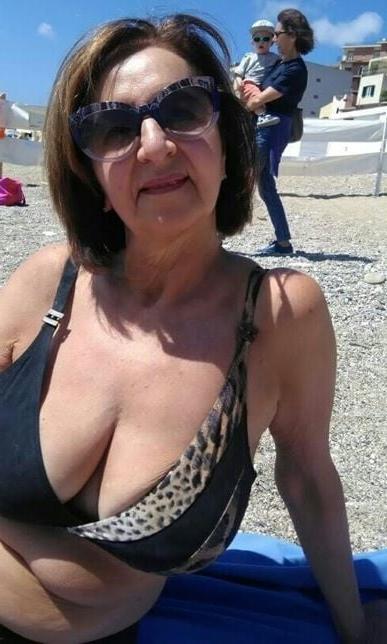 20P Mature ladies at the beach 6