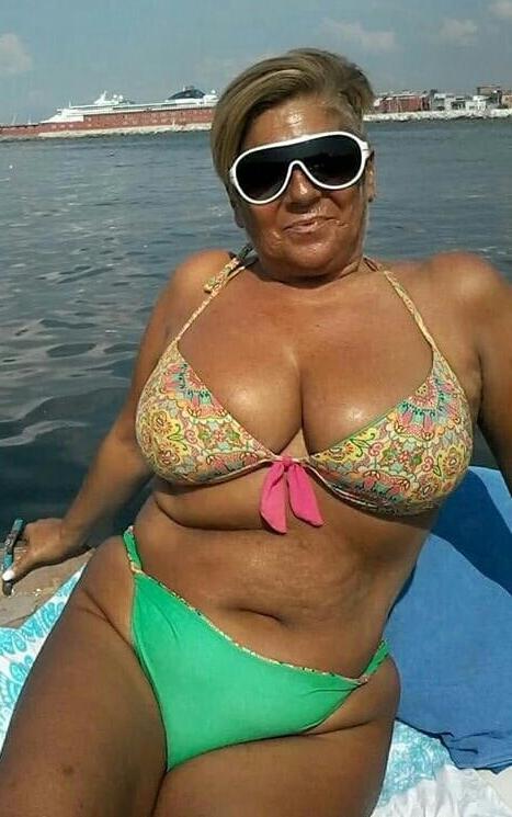20P Mature ladies at the beach 6