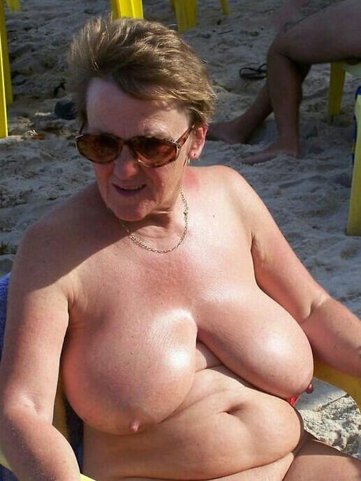 20P Mature ladies at the beach 6