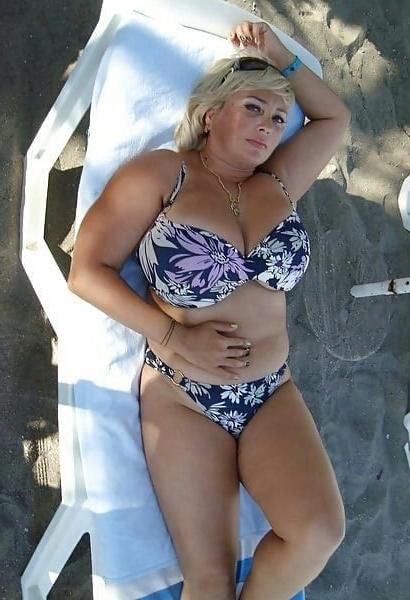 20P Mature ladies at the beach 6