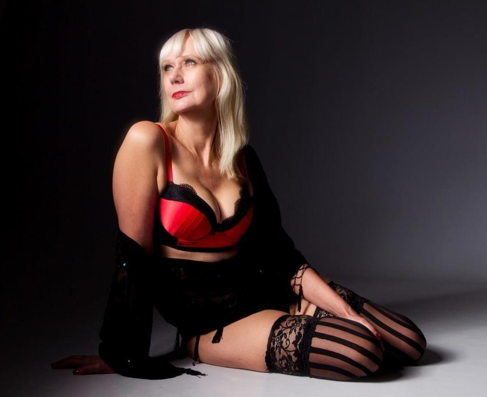 25P Hot GILF 12
