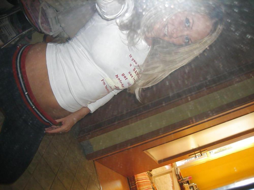 25P VERY HOT BLONDE POSING