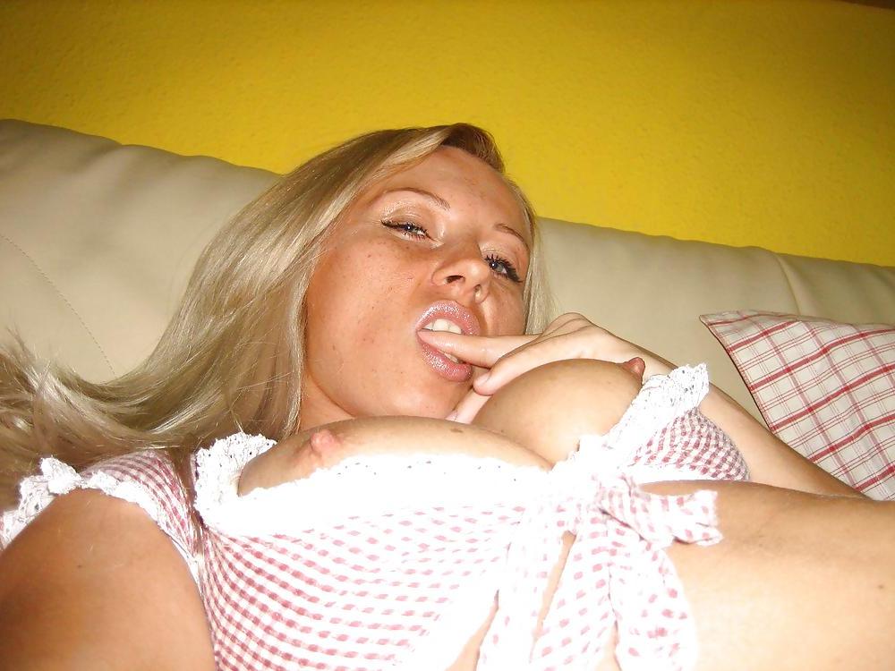 25P VERY HOT BLONDE POSING