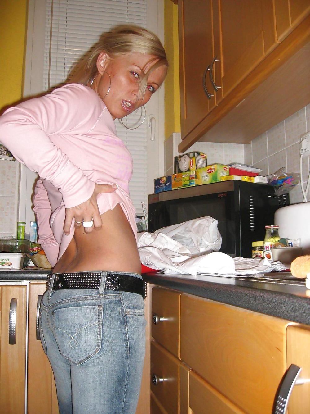 25P VERY HOT BLONDE POSING