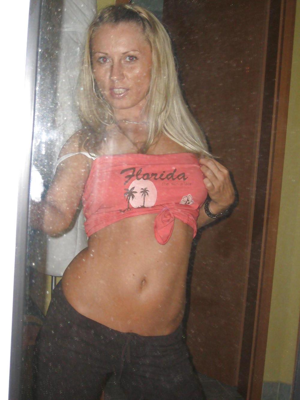 25P VERY HOT BLONDE POSING