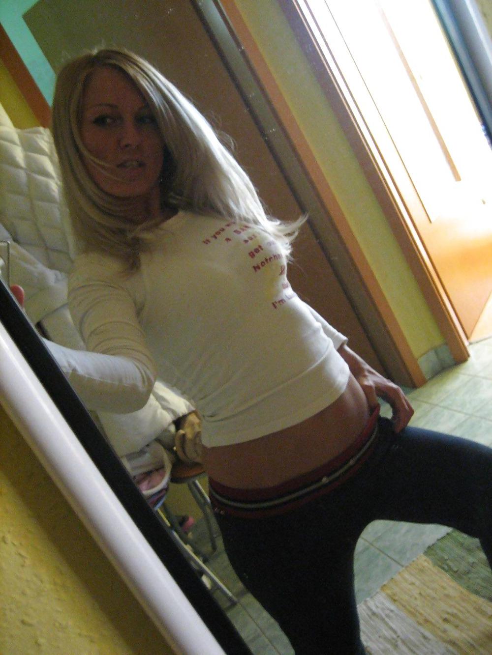25P VERY HOT BLONDE POSING