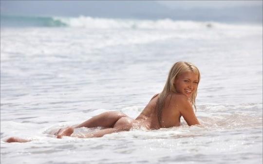 25P Swingers at the Beach #102