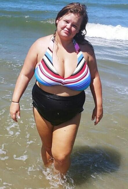 20P Mature ladies at the beach 5