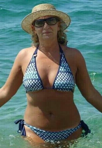 20P Mature ladies at the beach 5