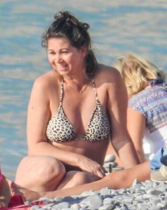 20P Mature ladies at the beach 5