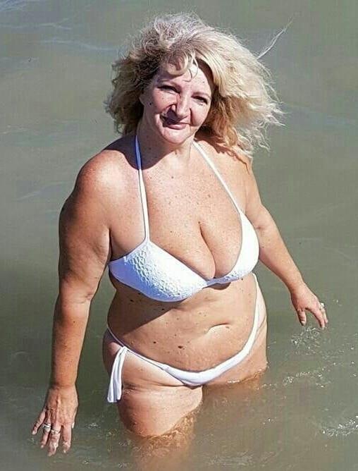 20P Mature ladies at the beach 5