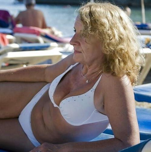 20P Mature ladies at the beach 5
