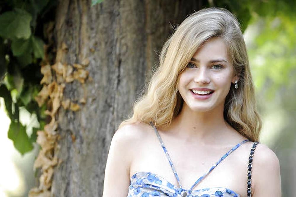 21P Vanessa Hessler cutest face
