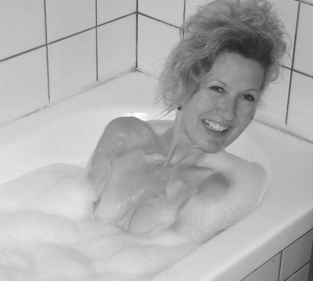 25P Sexy MILF in Lingerie