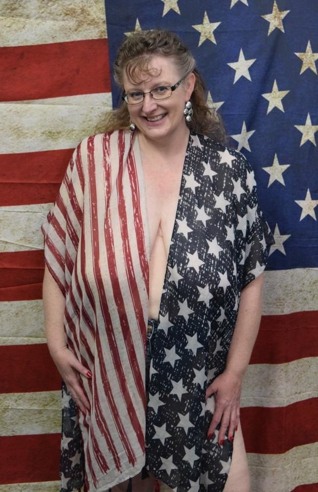 16P Bbw mix 687 (Do they need a bra ?)