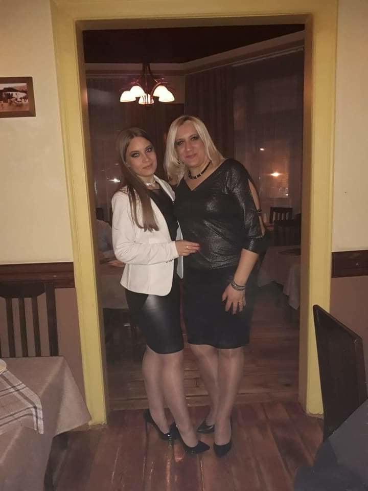 25P Sexy MILFs and GILFs wearing tights 11
