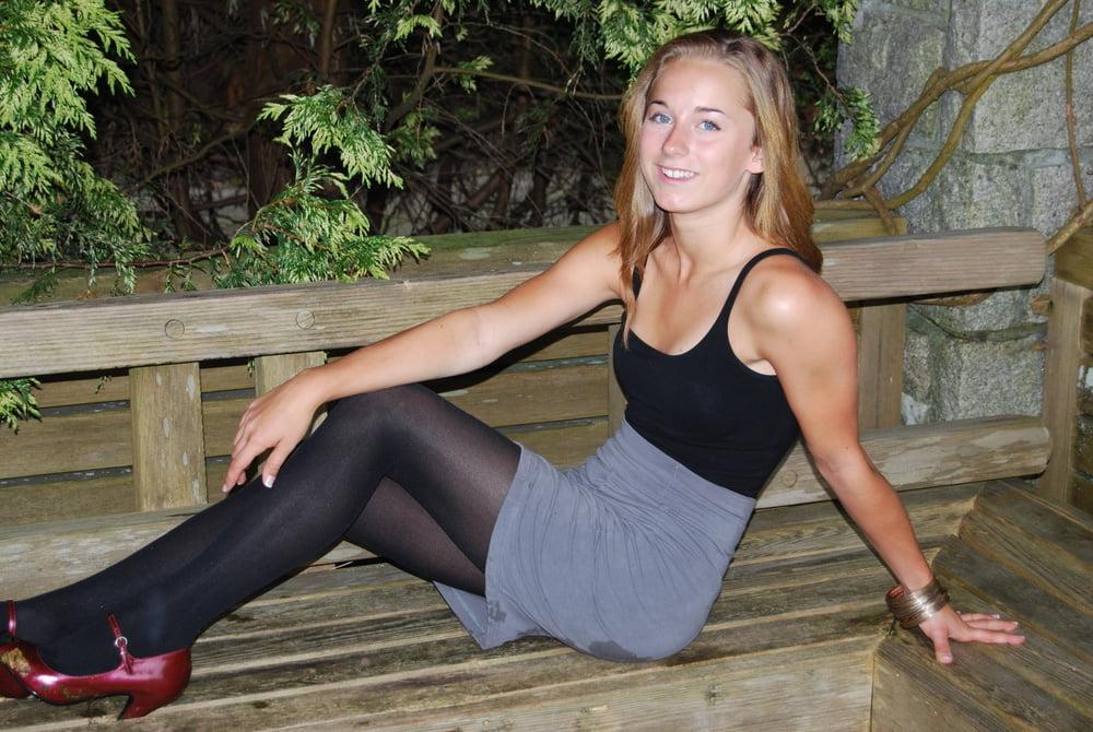 25P Sexy MILFs and GILFs wearing tights 12