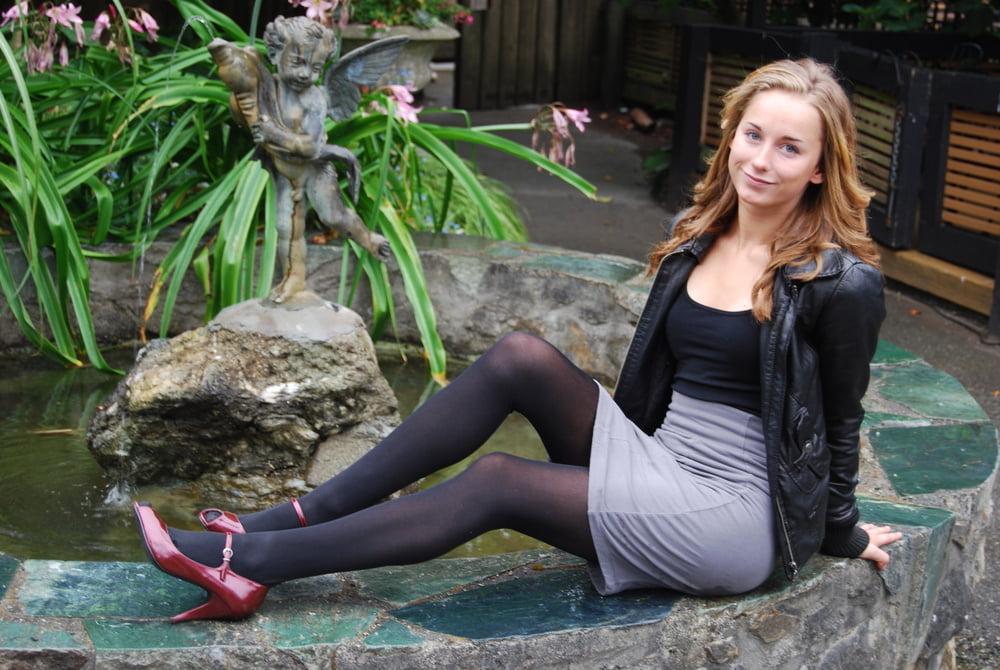 25P Sexy MILFs and GILFs wearing tights 12