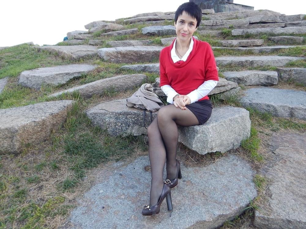 25P Sexy MILFs and GILFs wearing tights 12