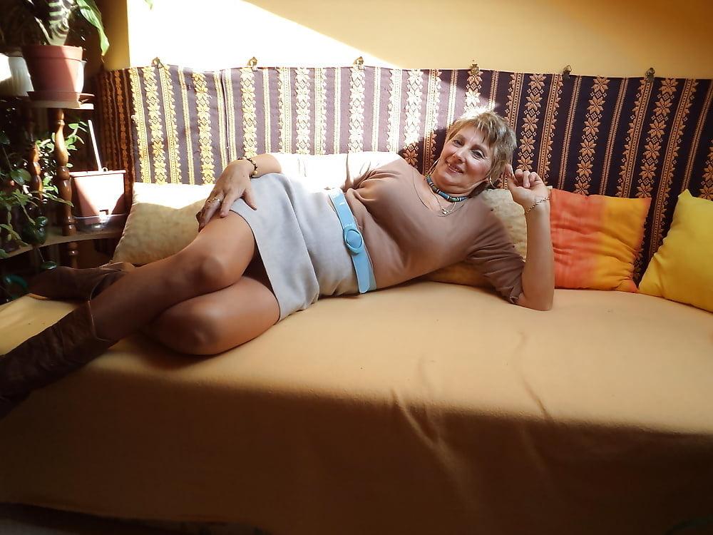 25P Sexy MILFs and GILFs wearing tights 12