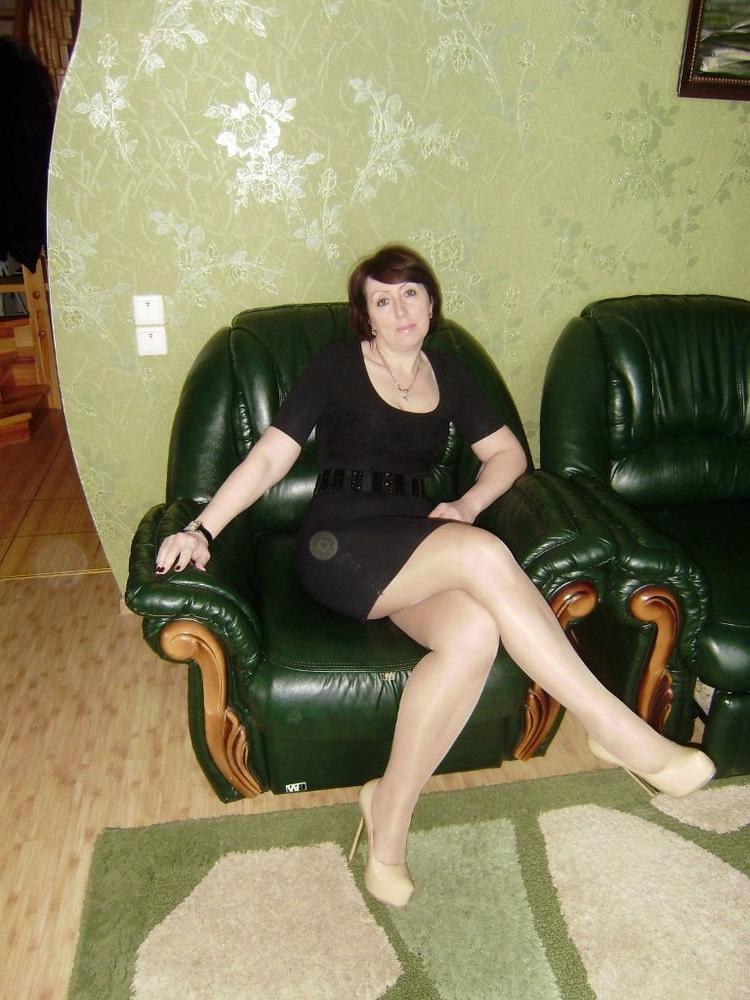 25P Sexy MILFs and GILFs wearing tights 12