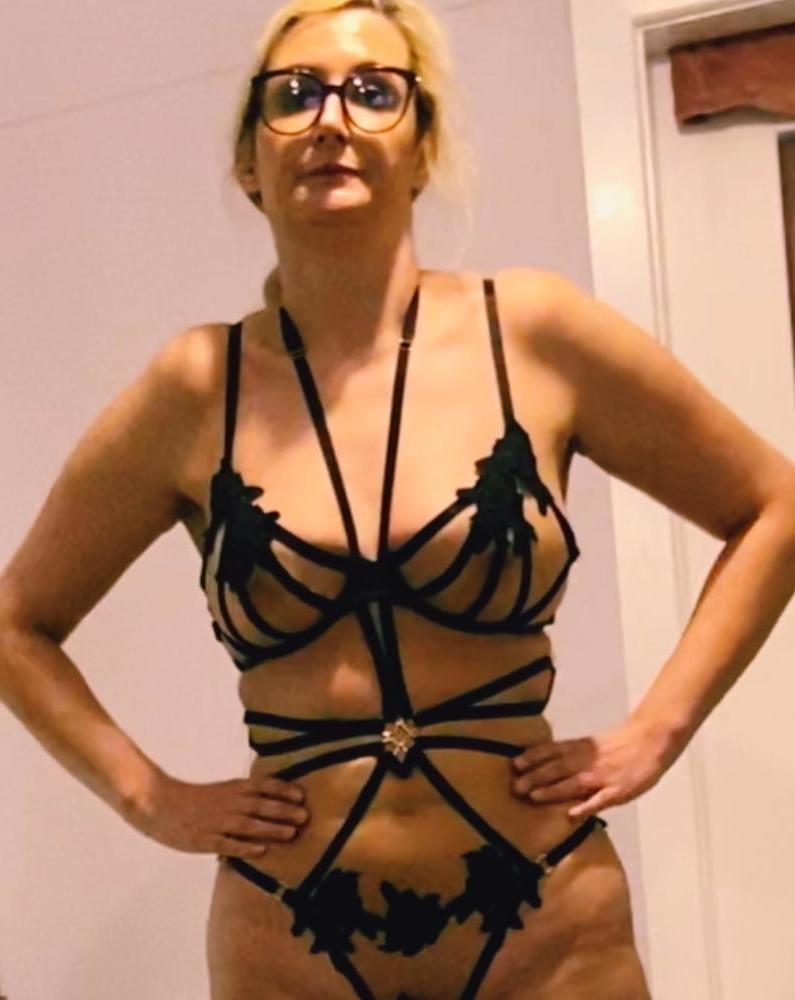 7P Horny milf