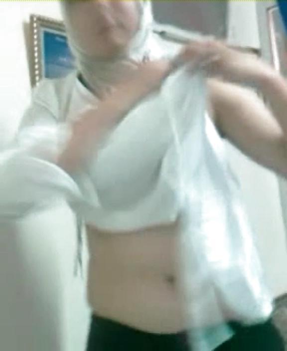 13P Arab doctor changing 