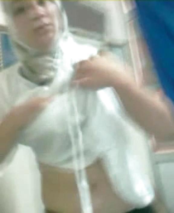 13P Arab doctor changing 