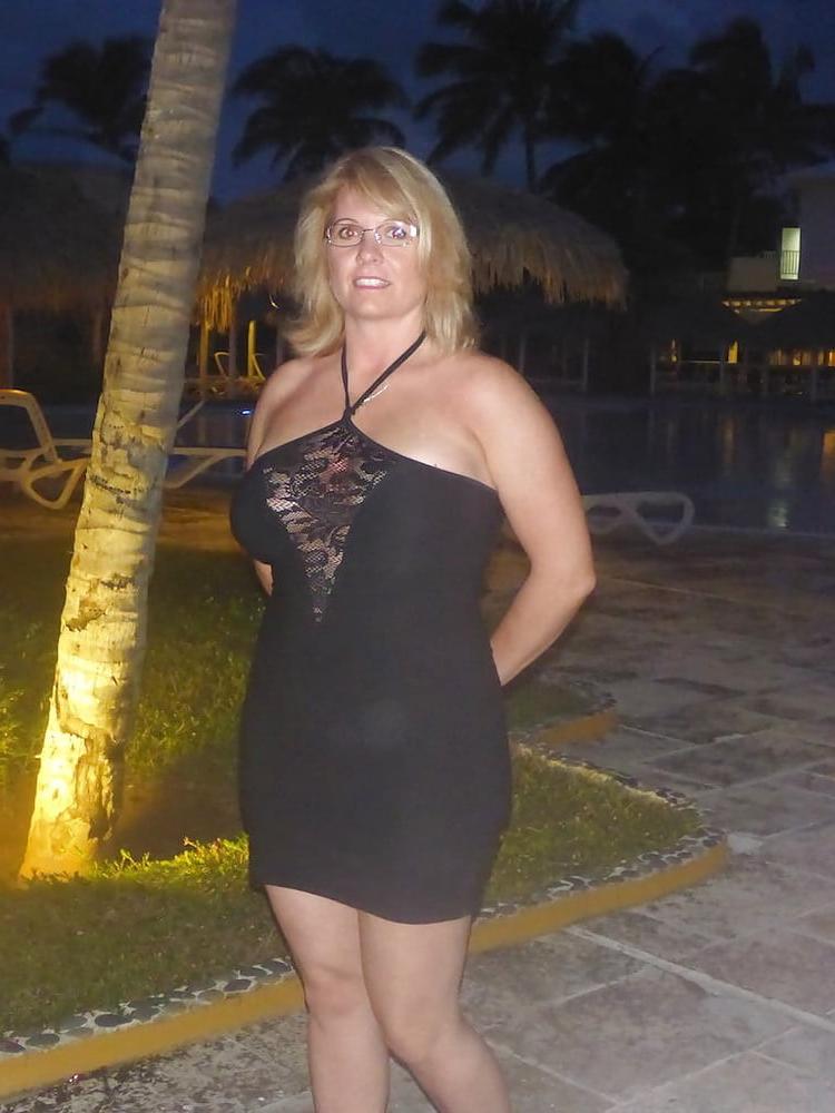 17P Blonde milf posing