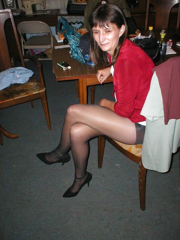 25P Sexy MILFs and GILFs Wearing Tights 5