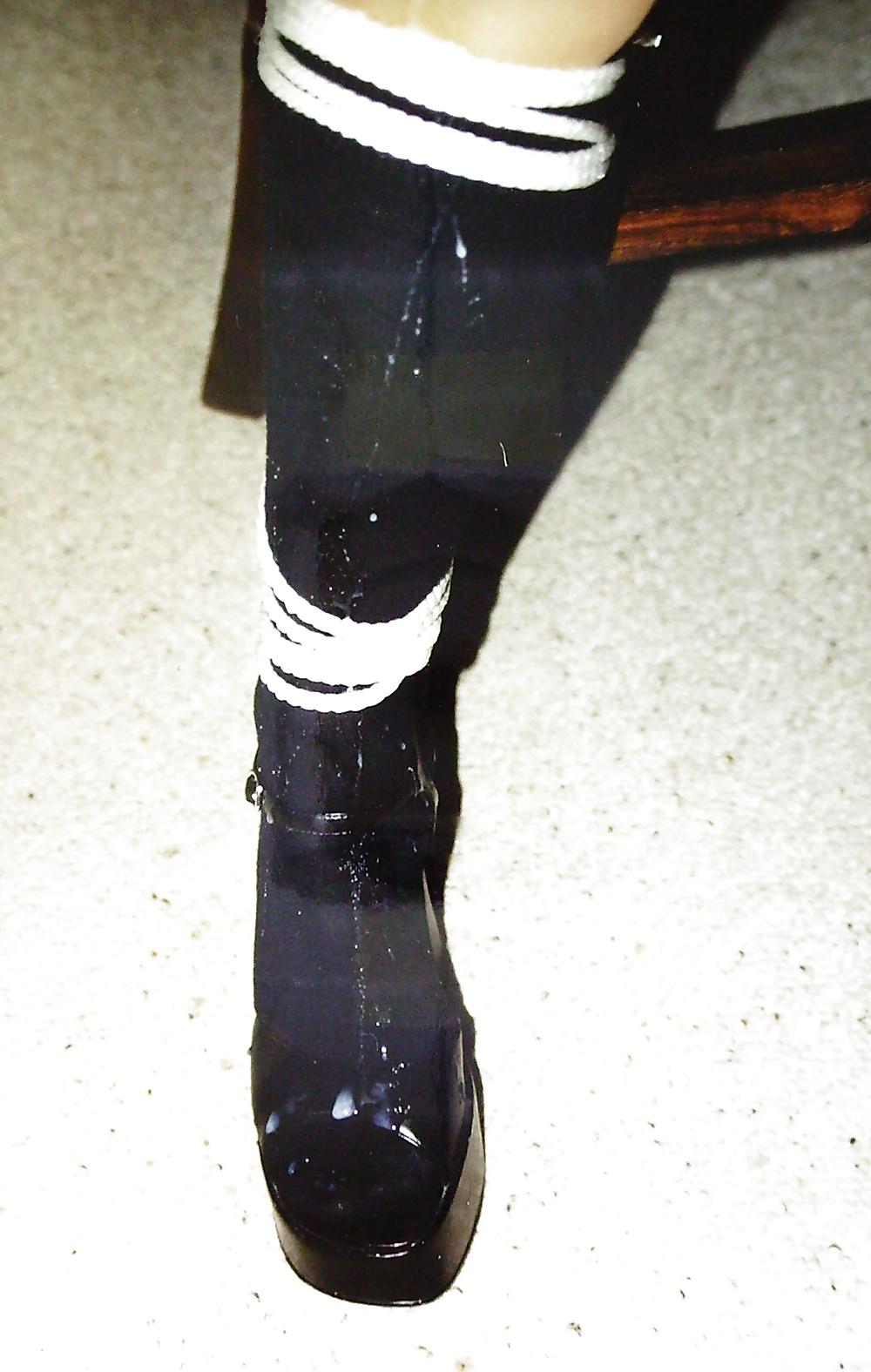 22P Cum on her feet !!!