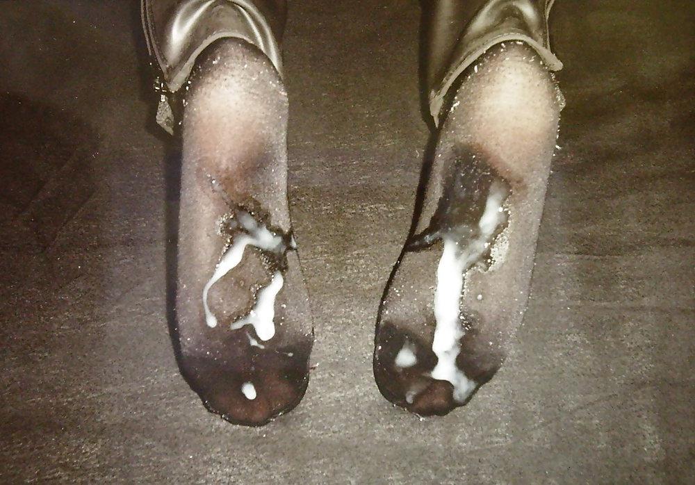 22P Cum on her feet !!!