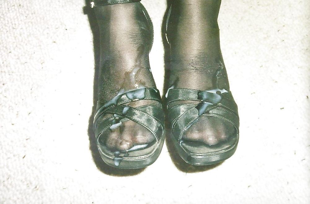22P Cum on her feet !!!